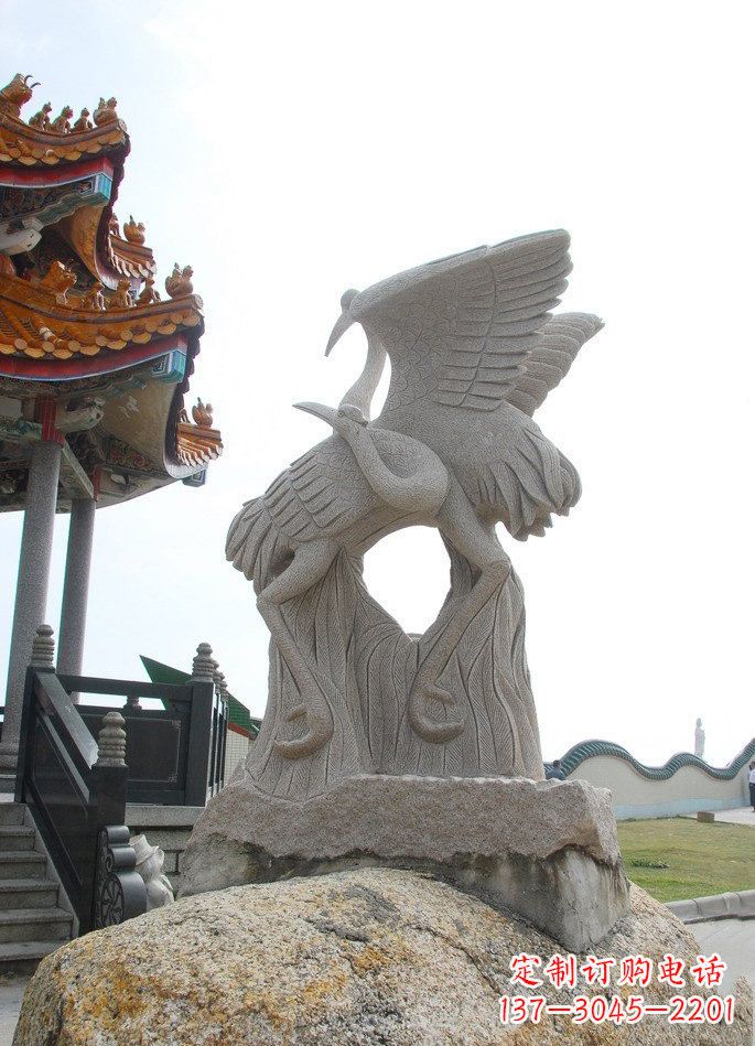 济南高雅优美的公园动物大理石仙鹤雕塑