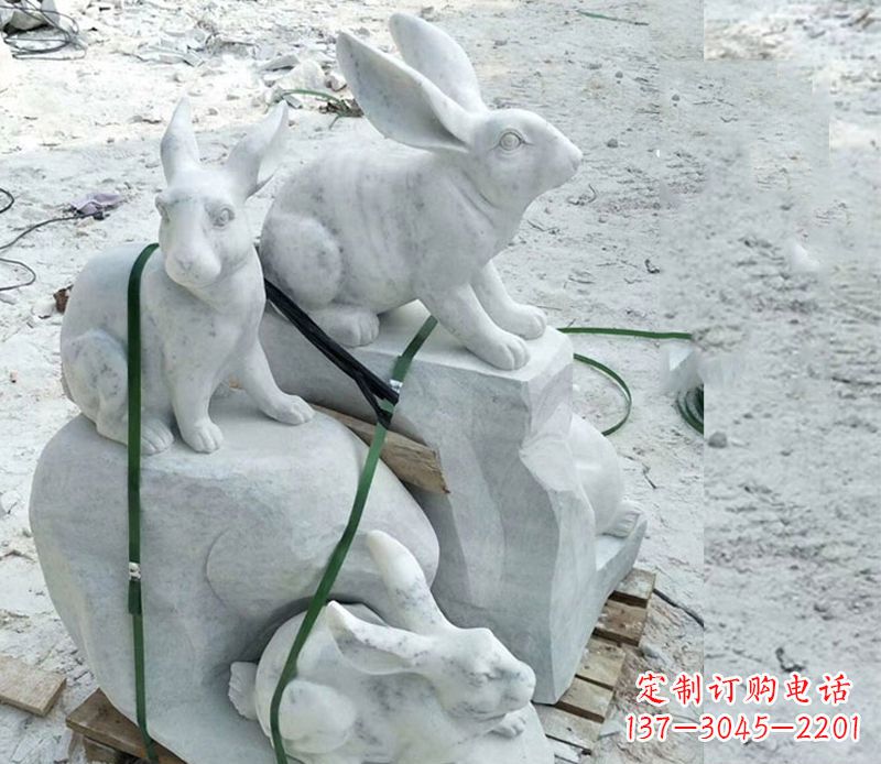 济南活泼可爱的兔子雕塑