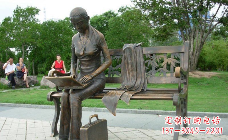 济南把童真雕刻在铜雕中——女孩雕塑