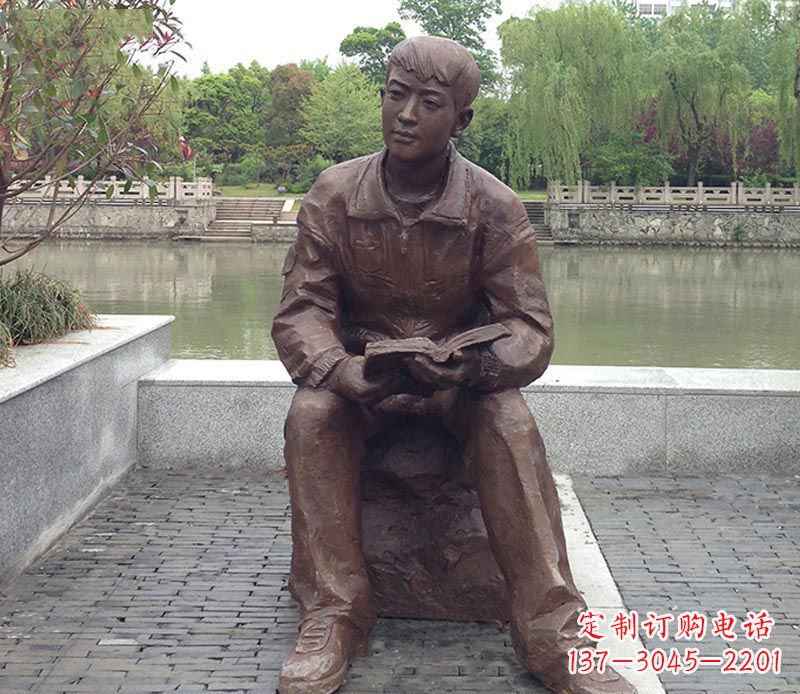 济南公园看书的男人铜雕