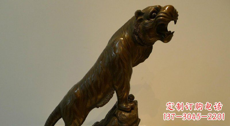 济南公园老虎上山动物铜雕