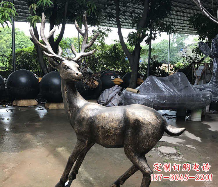 济南静谧的梅花鹿铜雕