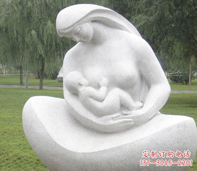 济南公园母亲喂奶石雕