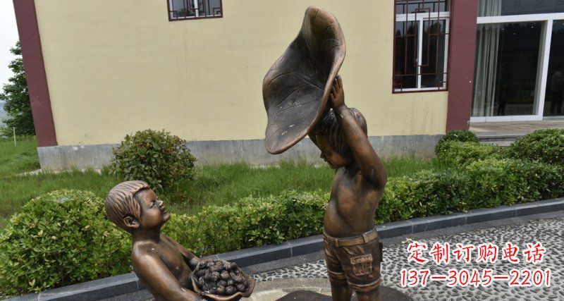 济南公园拿着帽子装核桃的小男孩小品铜雕