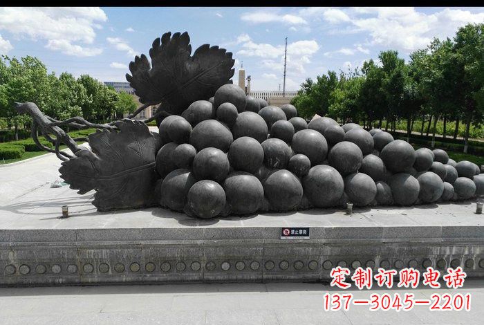 济南公园葡萄铜雕