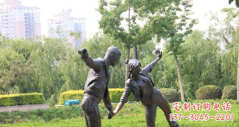 济南爱情铸就的浪漫情侣雕塑