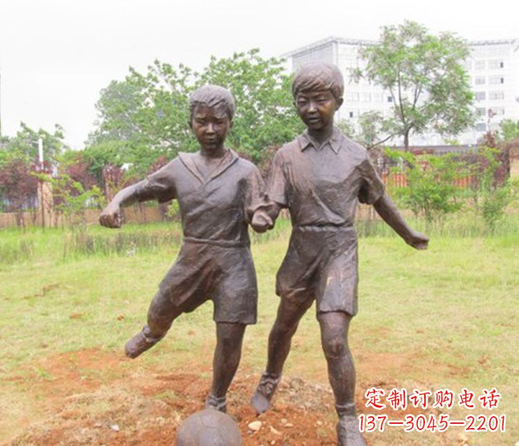 济南公园踢足球儿童铜雕