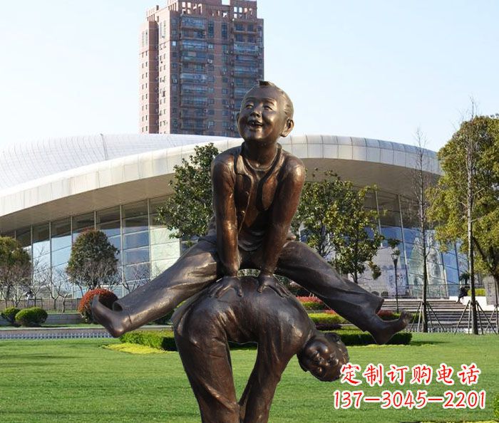 济南童趣十足的山羊铜雕