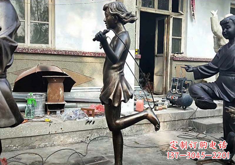 济南公园跳绳小女孩铜雕