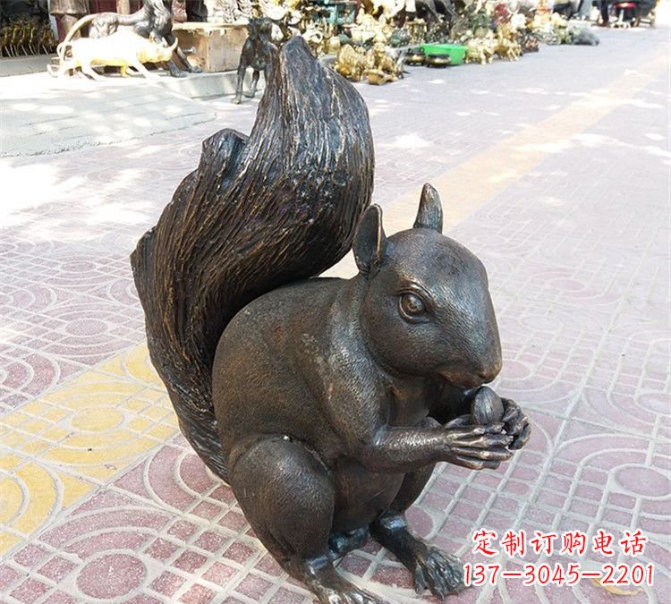 济南令人惊叹的松鼠铜雕塑