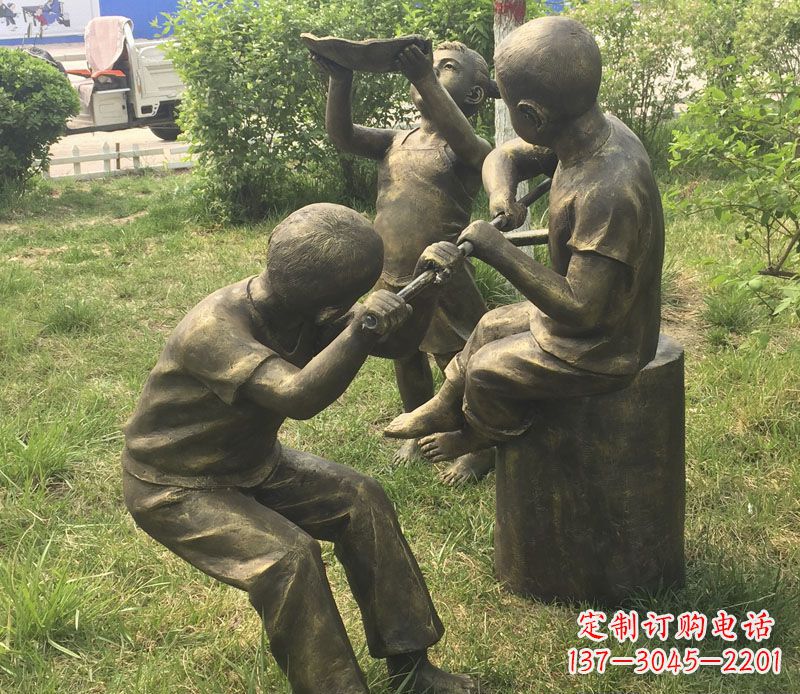 济南公园玩水的儿童铜雕