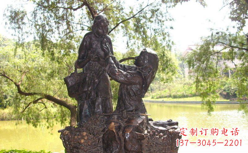 济南温馨铜雕公园里喂母亲吃荔枝的女孩