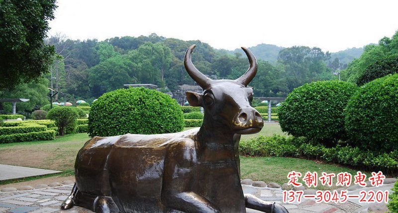 济南公园卧着的牛动物铜雕 (2)