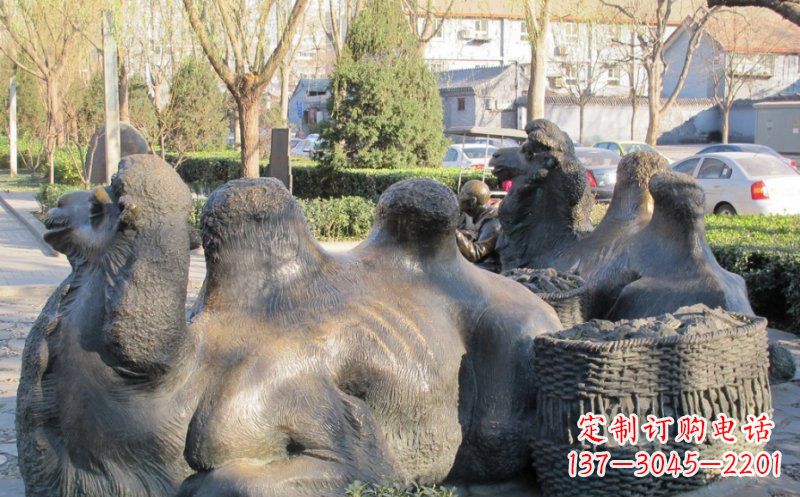 济南公园卧着的骆驼动物铜雕