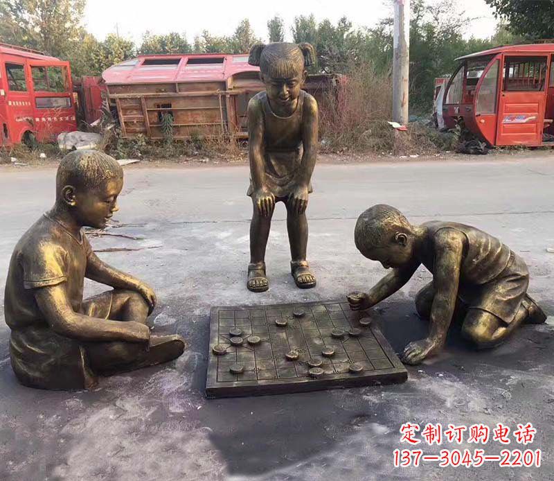 济南公园下象棋的儿童小品铜雕