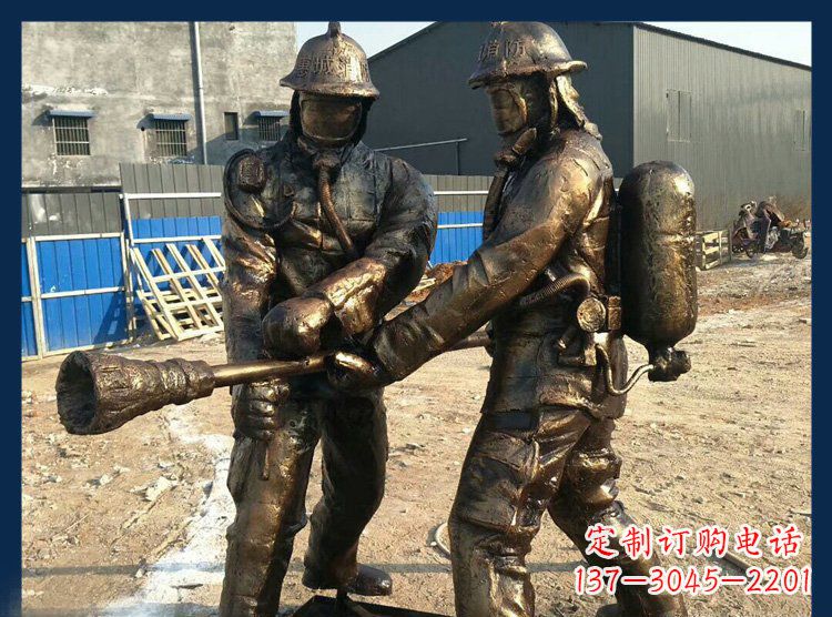 济南以消防员为原型的铜雕塑