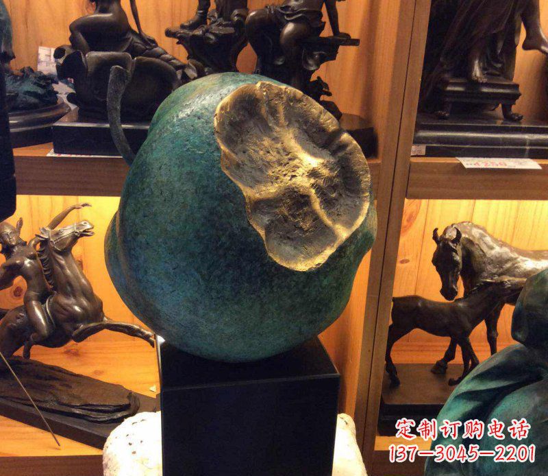 济南铜质可爱苹果雕塑