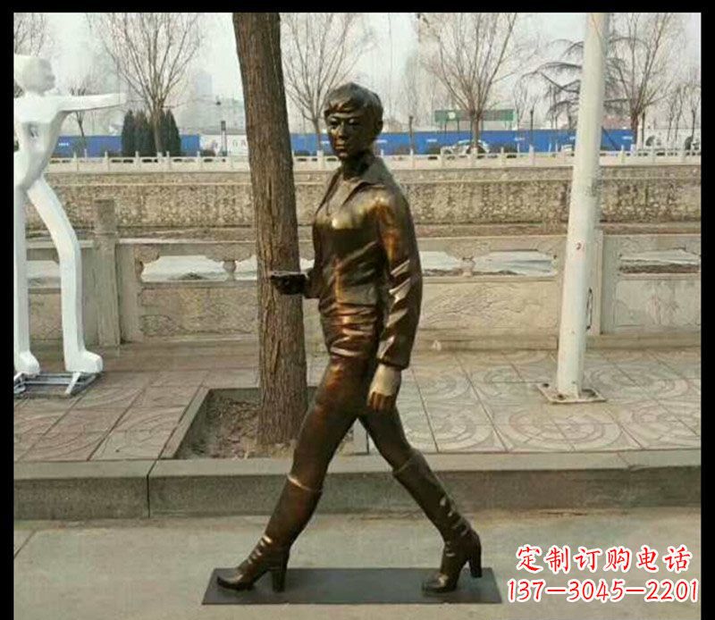 济南公园走路的女孩铜雕