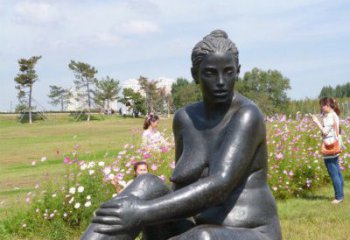 济南中领雕塑给公园增添开心的女人铜雕
