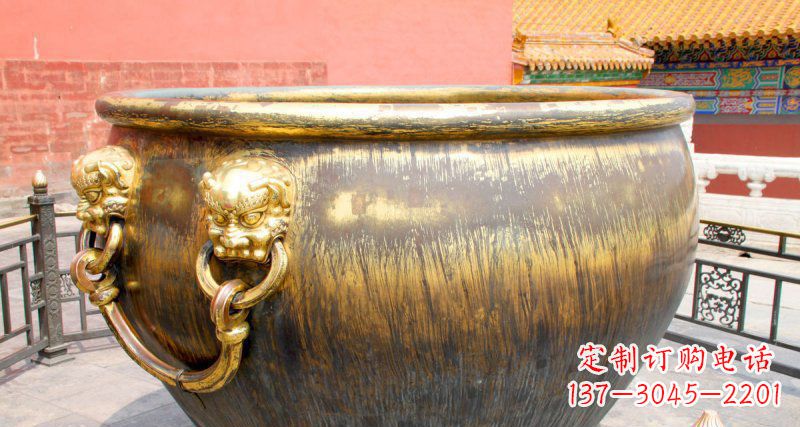 济南故宫圆形水缸铜雕
