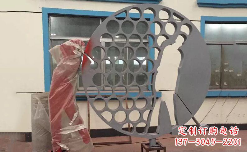 济南广场不锈钢打高尔夫球雕塑 (2)