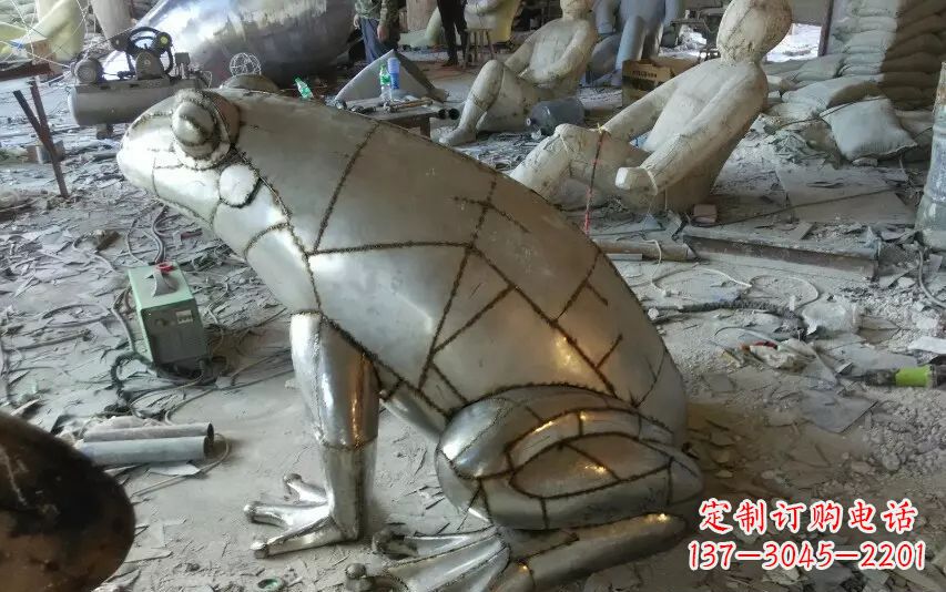 济南广场不锈钢青蛙动物雕塑