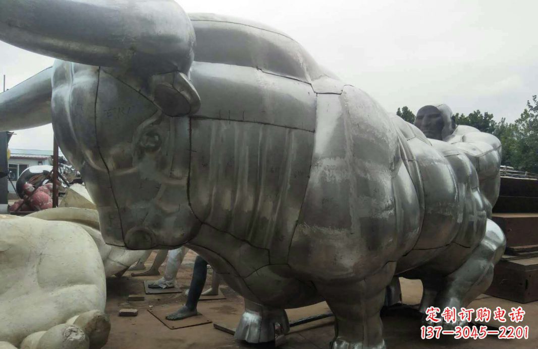 济南中领雕塑:复古拓荒牛不锈钢雕塑