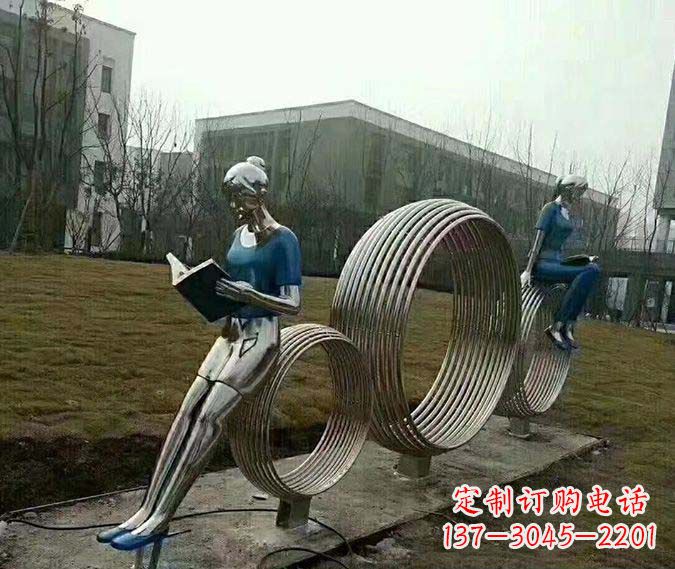 济南广场不锈钢圆环看书女孩雕塑
