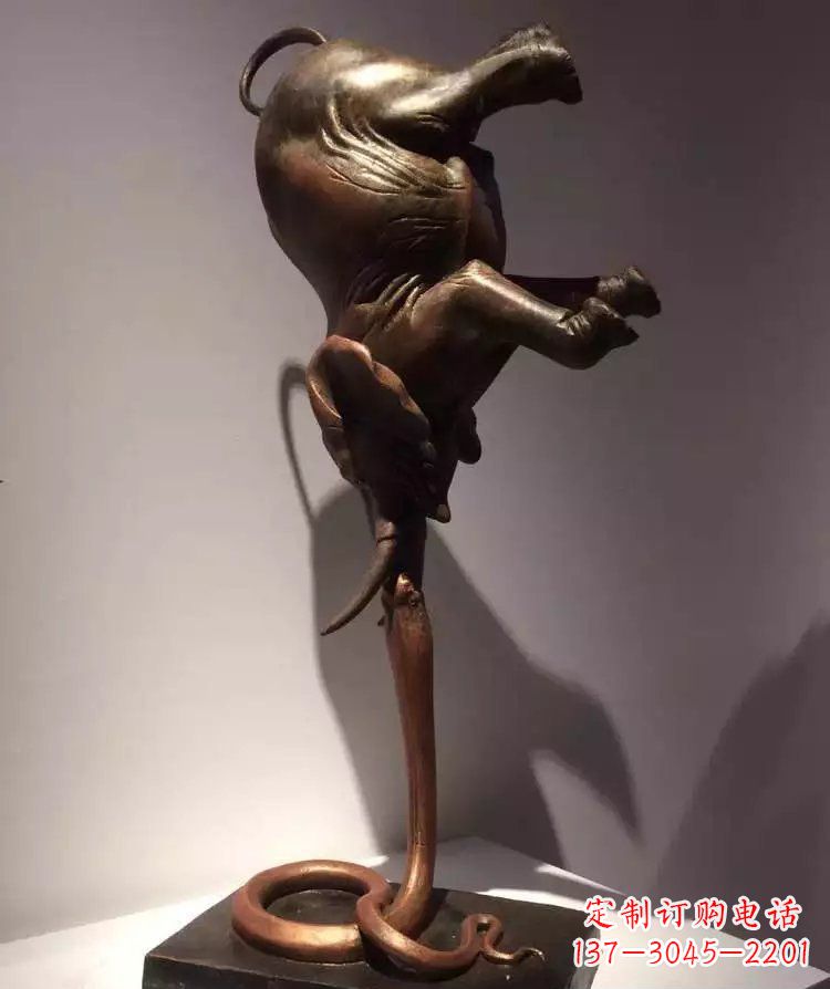 济南广场大象倒立景观铜雕