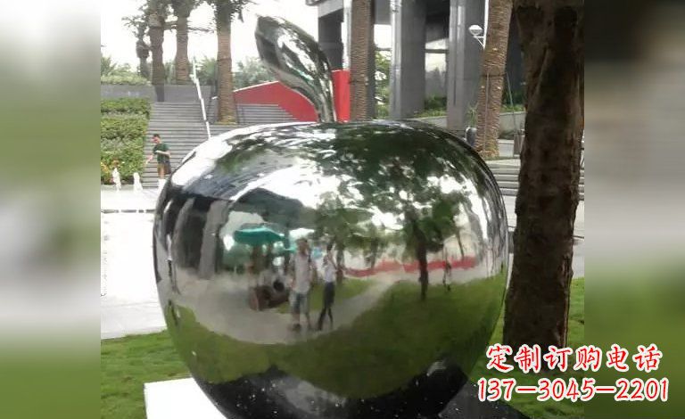 济南新奇优雅的苹果雕塑