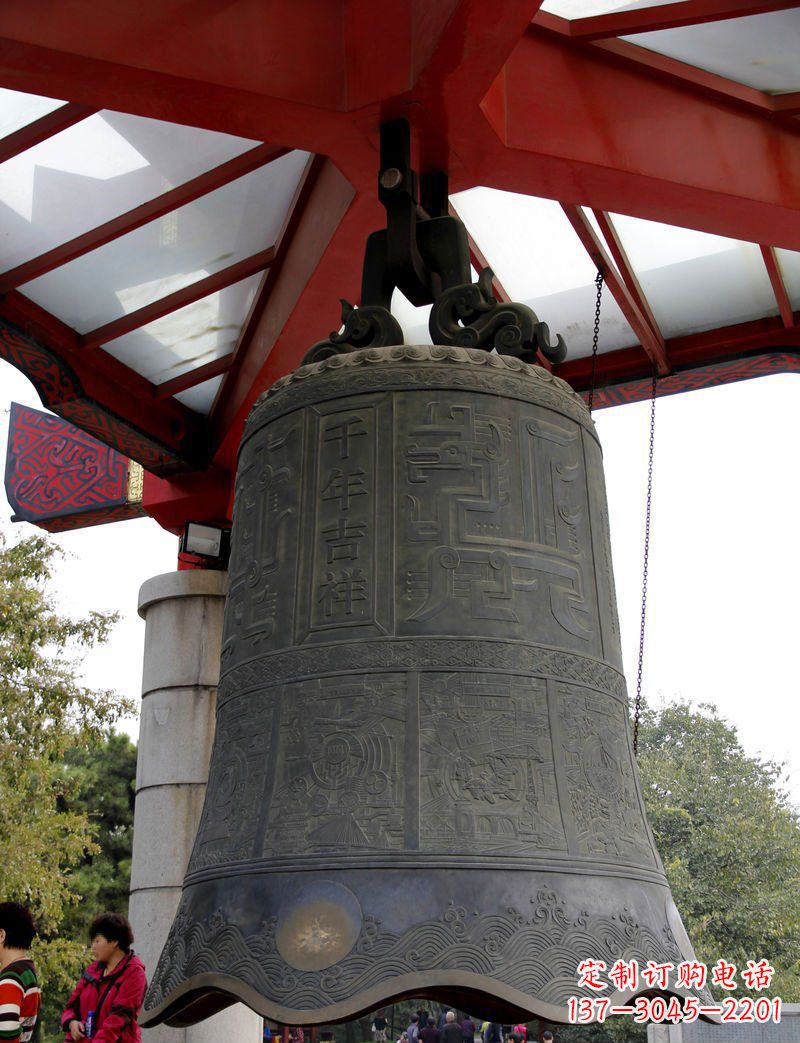 济南广场千年吉祥铜钟雕塑