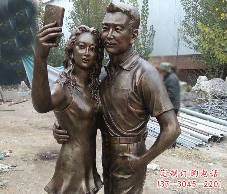 济南广场铜雕拍照情侣人物雕塑