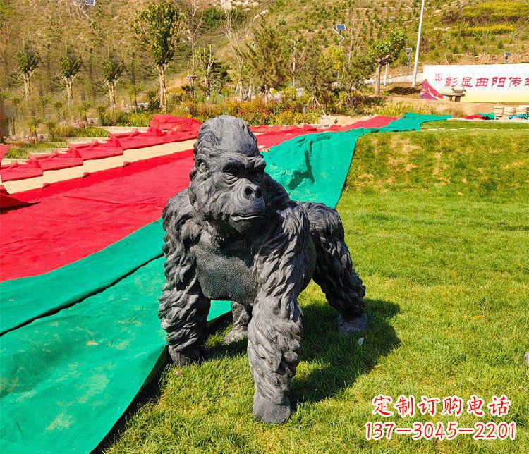 济南新颖优雅的广场铜雕行走猩猩雕塑