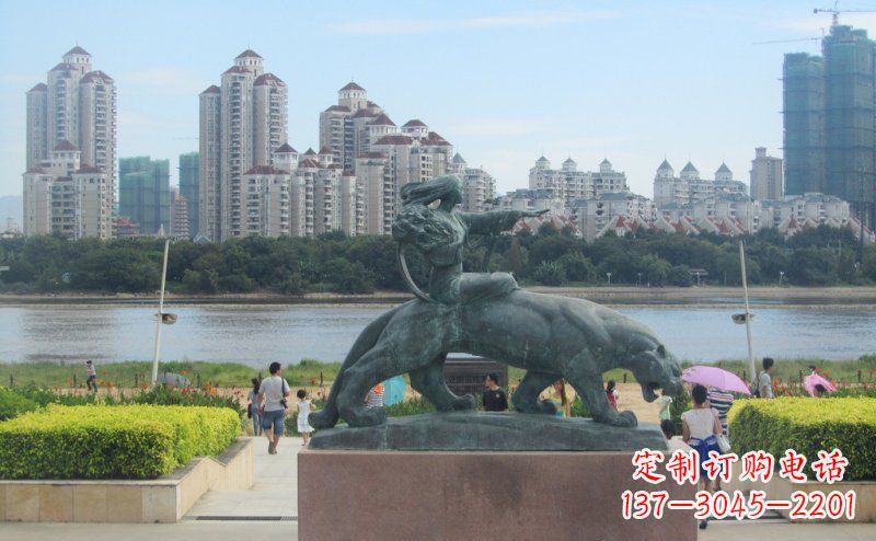 济南广场坐着狮子的女人景观铜雕
