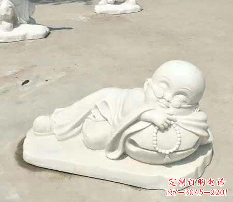 济南汉白玉摆姿势的小和尚雕塑