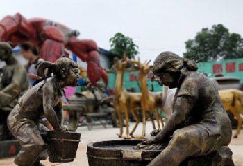 济南注重传统的母爱——广场铜雕母亲洗衣服小品雕塑