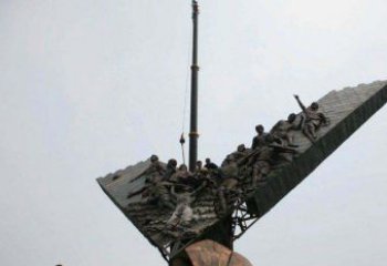 济南充满激情的足球队人物铜雕