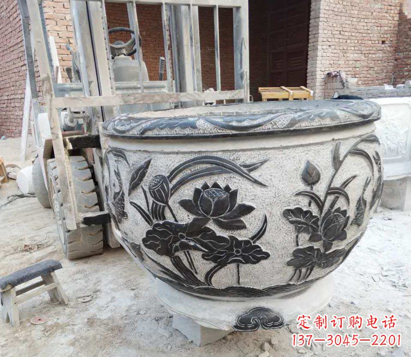 济南中领雕塑青石荷花水缸雕塑以其独特的设计、…