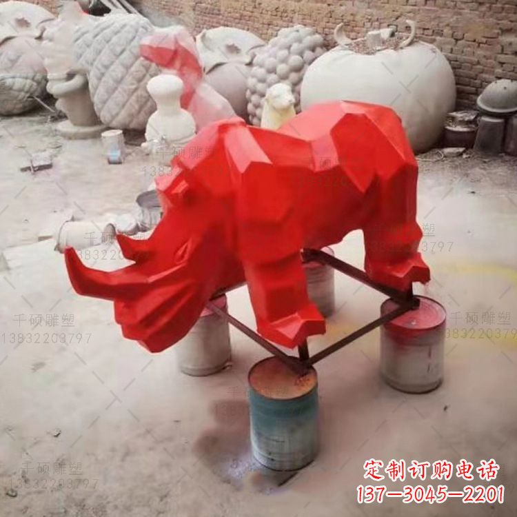 济南红色几何切面抽象犀牛雕塑