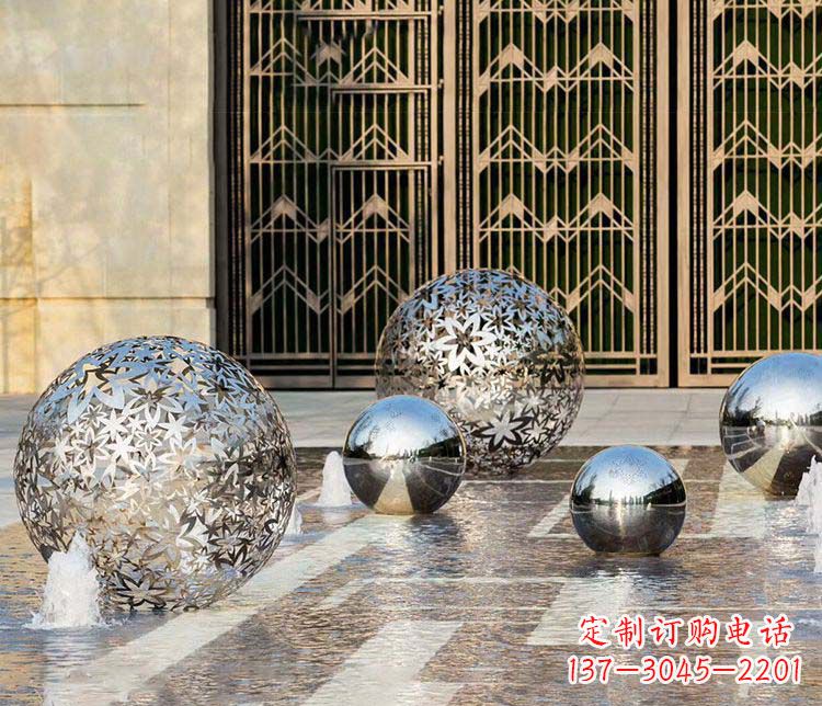 济南欣赏自然的美:不锈钢花形镂空球喷泉雕塑