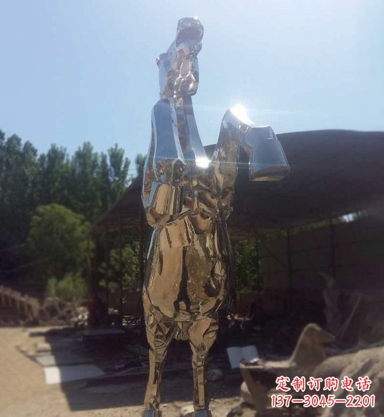 济南典雅马雕,不锈钢镜面奔马雕塑,个性精彩