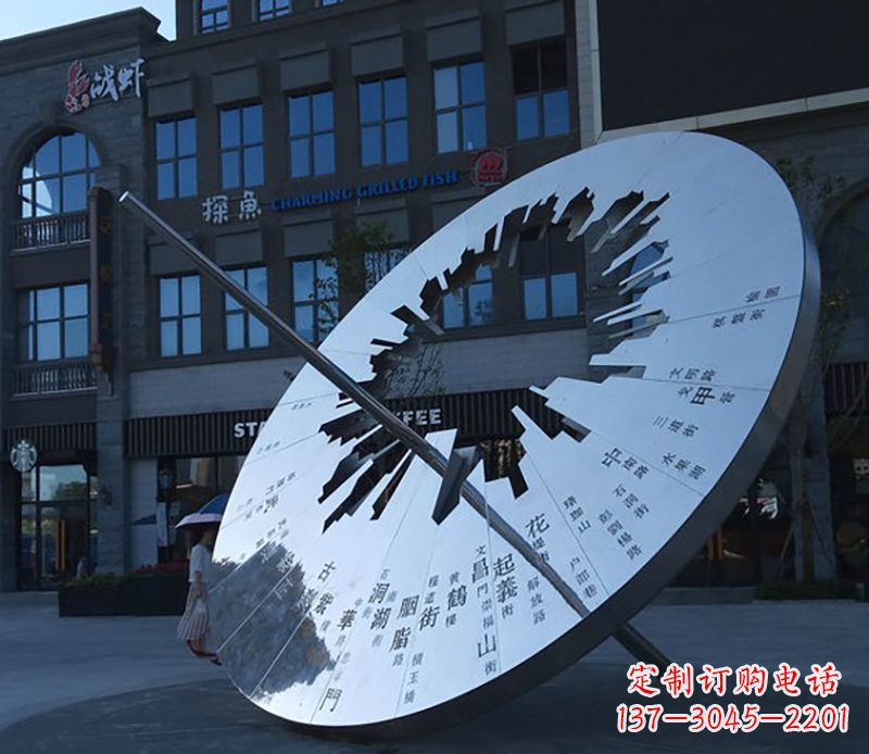 济南传统与现代完美结合的户外日晷雕塑