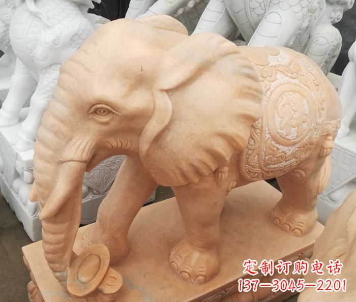 济南晚霞红门口石雕大象,美景祝福福气