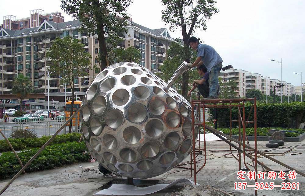 济南精心打造的街边苹果雕塑
