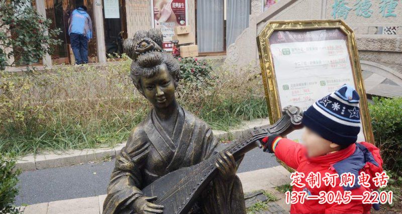 济南街边弹琵琶的古代美女人物景观铜雕