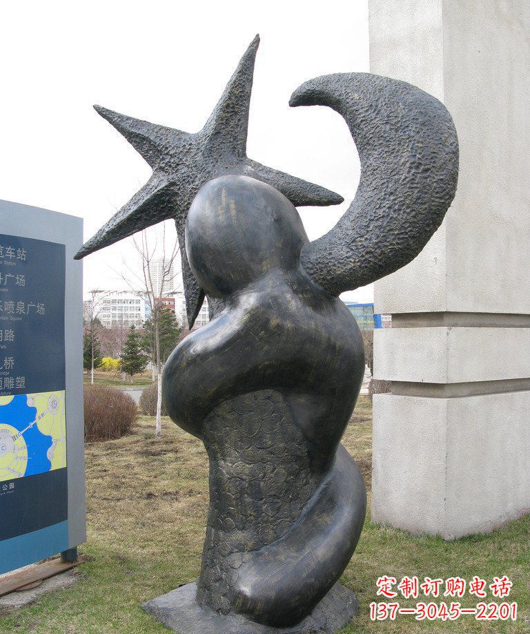 济南街边星星月亮景观铜雕是由中国领雕塑定制的…