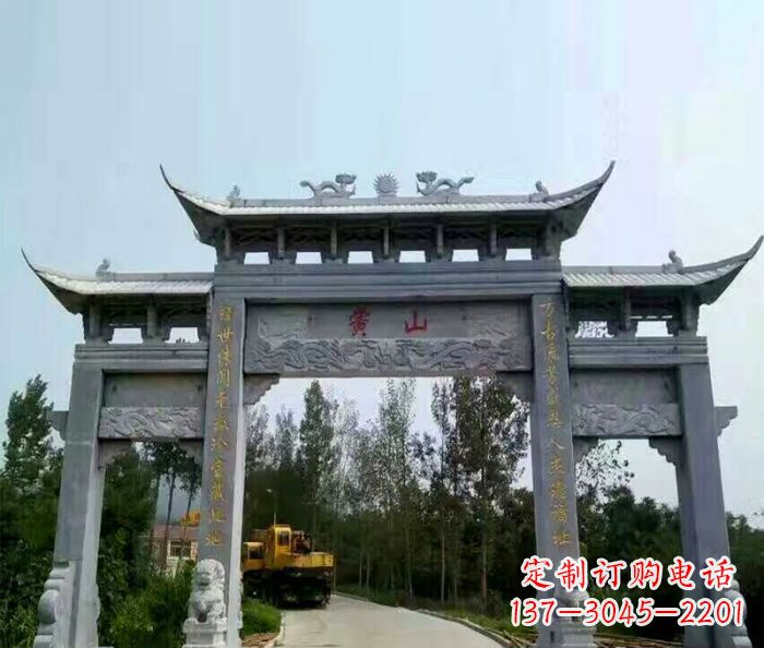 济南景区三门石雕牌楼,是一种典型的古典建筑风…