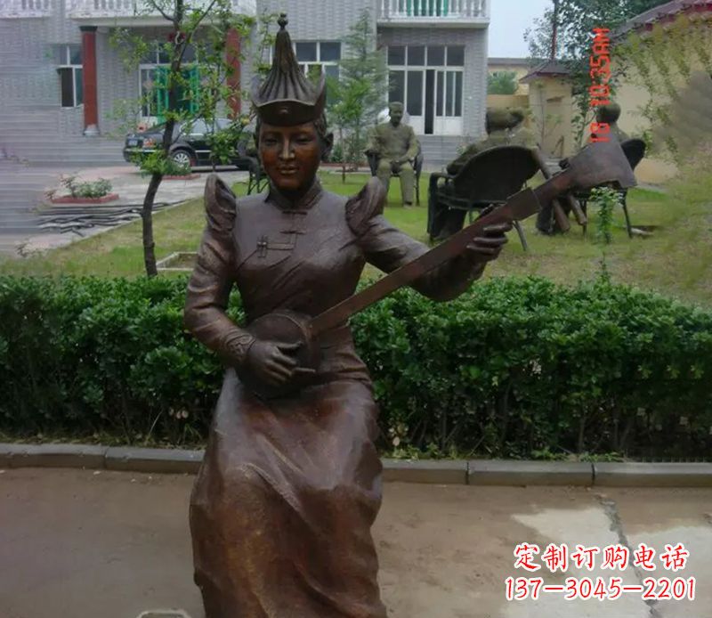 济南蒙古族女人演奏公园人物铜雕