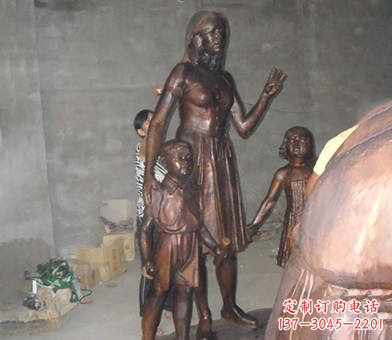 济南中领雕塑非常荣幸推出一款特别的母亲雕塑,…