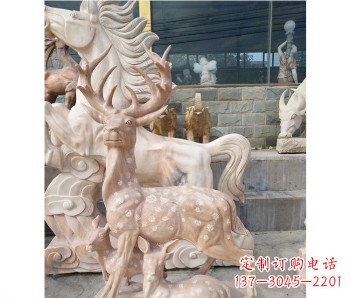 济南展现自然风采的梅花鹿石雕